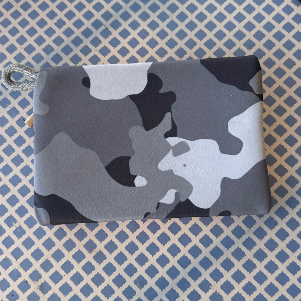 Camouflage Neoprene Bag with Pink Accent Stripe - Picture 4 of 5